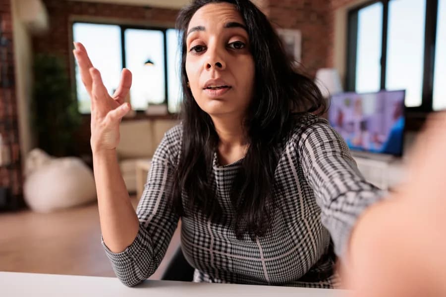 Creator explaining a problem-solution UGC ad
