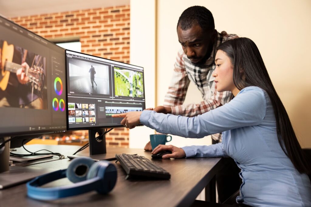 image – VidAU.ai A lady teaching her colleague how to create a video in midjourney